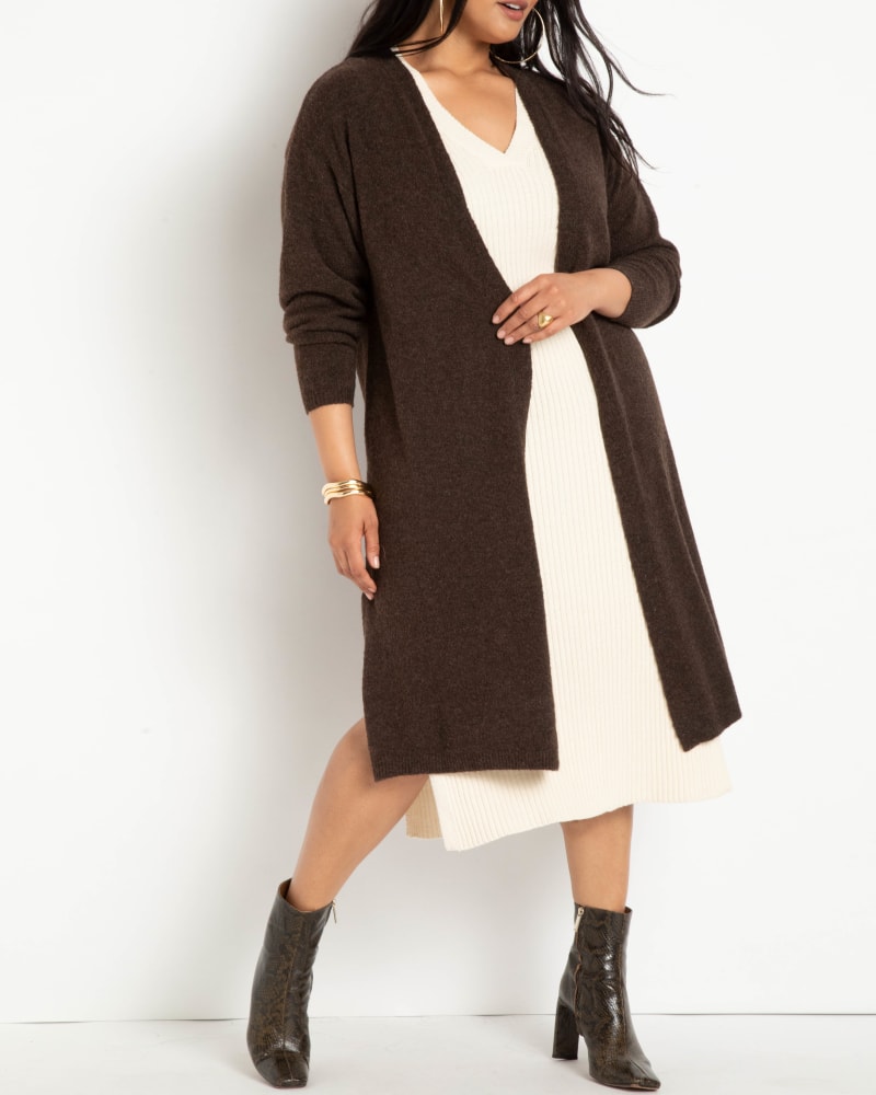 Front of a model wearing a size 14/16 Isla Cardigan Duster in Chocolate Brown by ELOQUII. | dia_product_style_image_id:241999